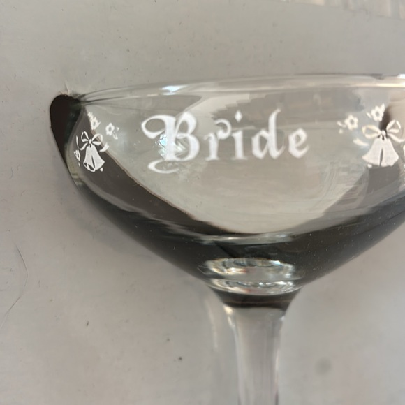 Vintage Bride and Groom Champagne Glasses with Cake Knife Set - Picture 3 of 3